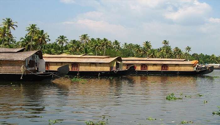 Modern amenities onboard Alleppey honeymoon houseboats