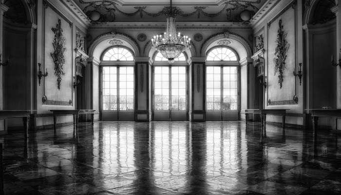 le livart, a wedding venue in mondaeral Canada with a big chandelier 