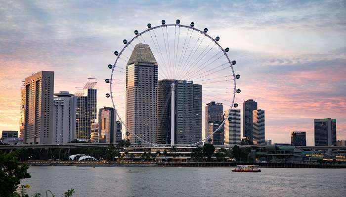 Witness the stunning view of city from Singapore Flyer