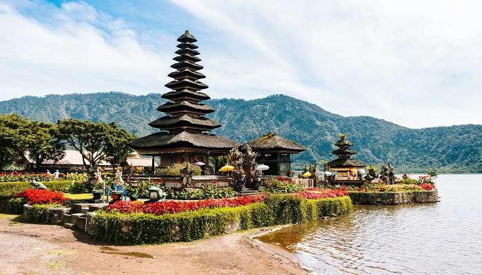 https://www.pexels.com/photo/ulun-danu-beratan-temple-in-bali-indonesia-25328674/