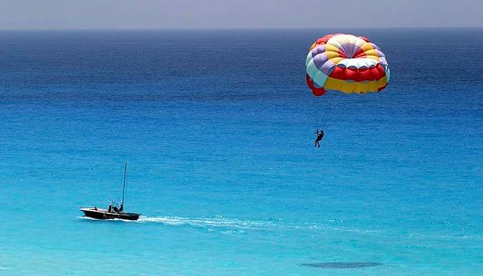 Paragliding Sailing over the great wonder