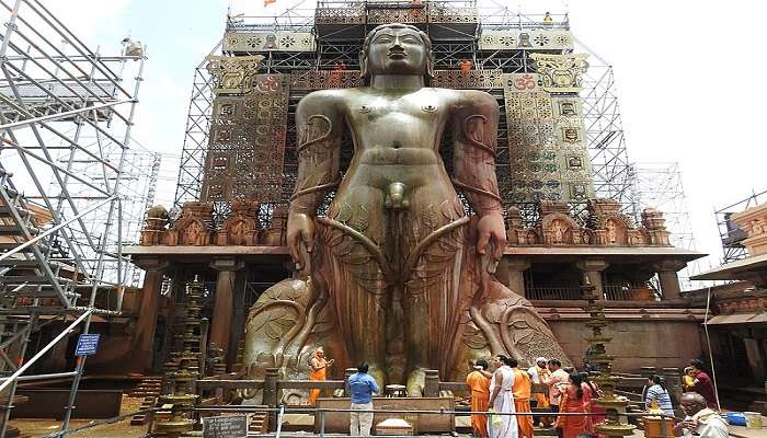 A giant statue of Lord Gomateswara, it is an important pilgrimage for the Jain that attracts large number of tourists.