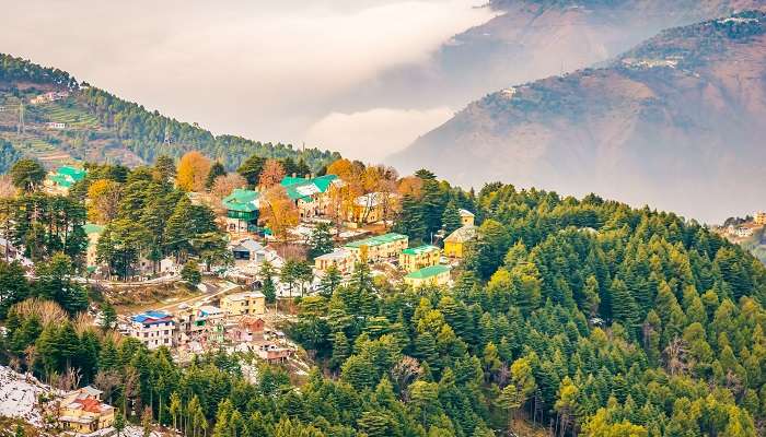 पहाड़ों के साथ शानदार परिदृश्य