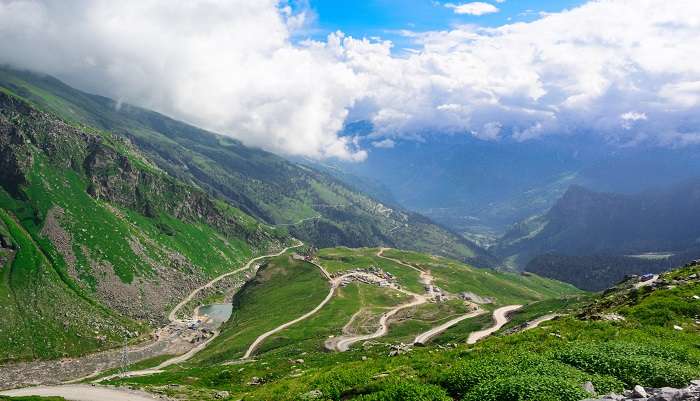 स्थान अपार सुंदरता से भरा हुआ