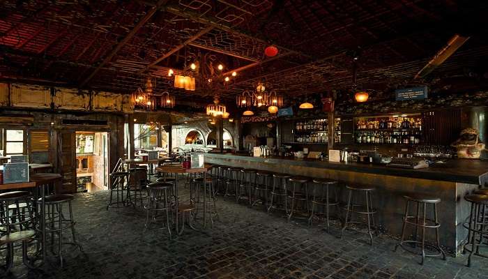 One of the best bars in Ubud, this small and cozy place on the Jalan Monkey Forest Street