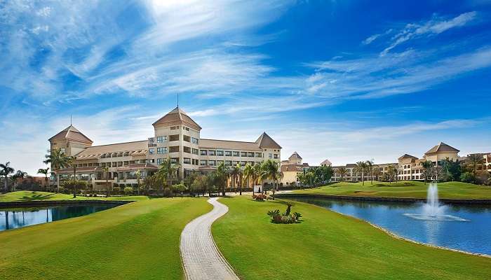 Hilton Pyramids Golf, an eighteen-hole golf course that provides hotel facilites like private room with a spa, is the perfect stay to enjoy a cozy tour 