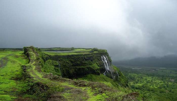 handeri Caves is a grand mountain range located on the way to Karjat from Badlapur.