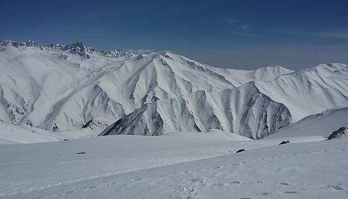 Offering moderate difficulty, the mighty Apharwat Peak is the perfect trek for beginner trekkers and adventurers