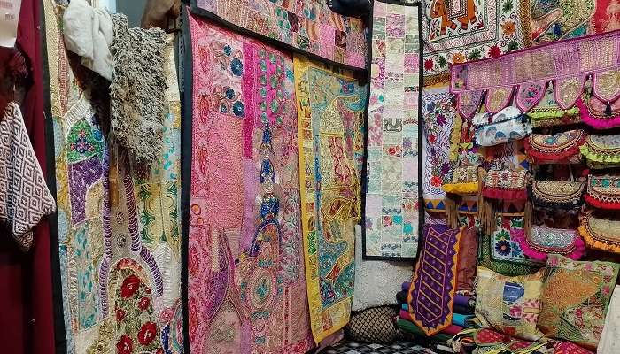 vibrant cloths in Baza Bazaar 