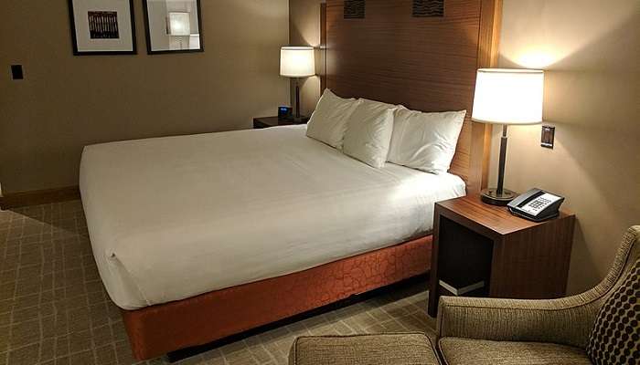 Bed_in_hotel_room_5