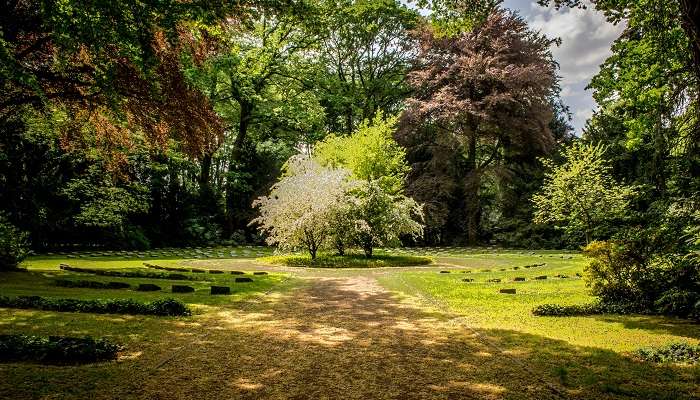 The enchanting greenery of Bund Garden is a perfect hideout in Pune for couples