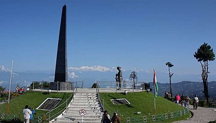 Darjeeling_War_Memorial,_at_Batasia_Loop,_Darjeeling,