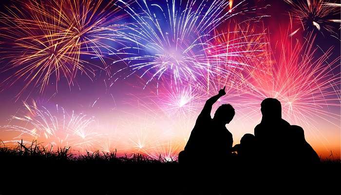 Watch Christmas fireworks with loved ones!