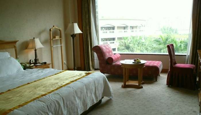 Crown_Prince_Hotel_room_2010