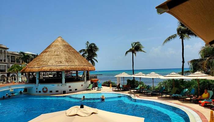 Beach side pool of Estrela Do Mar Beach Resort 