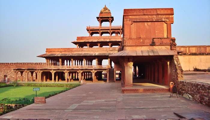 Fatehpur Sikri Fort, Best Places To Visit Near Delhi In December