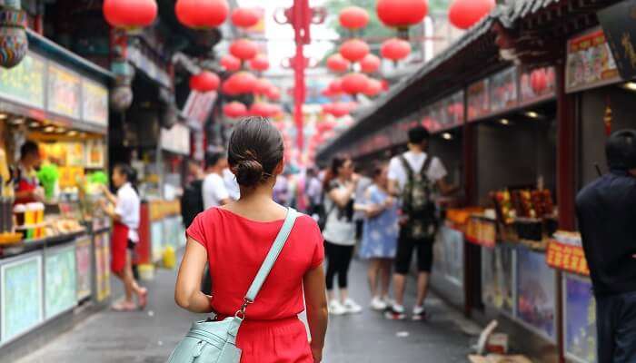 Wandering around the free market, is one of the free things to do in Singapore