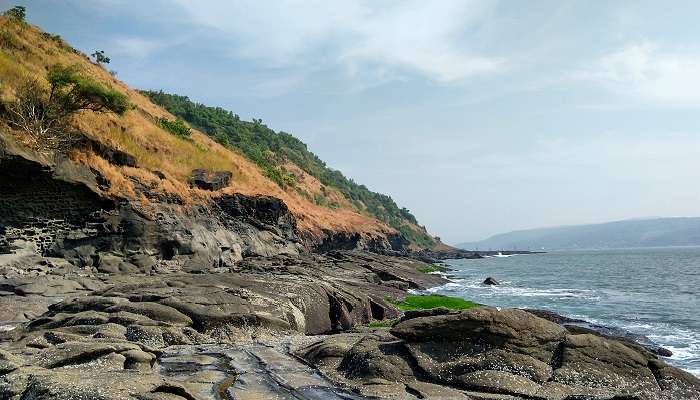 A wonderful view of Harihareshwar, one of the best one day picnic spots near Pune in summer