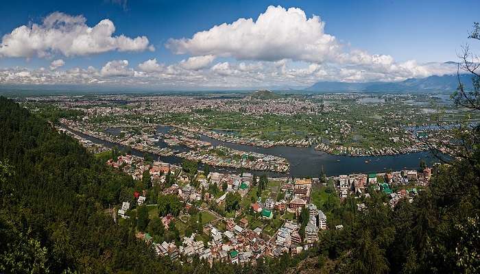 जम्मू शहर, कश्मीर में घूमने के लिए सबसे अच्छे स्थानों में से एक है।