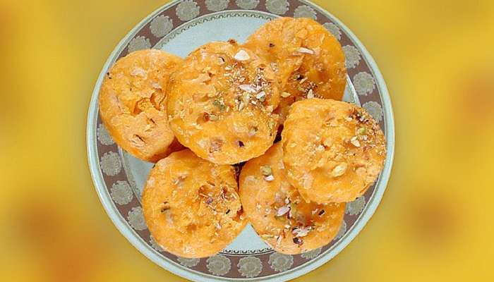 Mango Khaja is one of the famous street food in Surat 