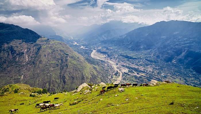 A scenic view of Kullu-Manali, one of the best places to visit in Himachal Pradesh.