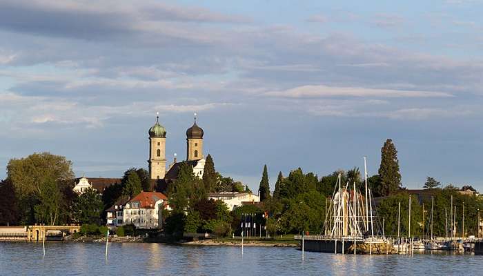 walking with your loved one on the promenade is one of the best things to do in Switzerland