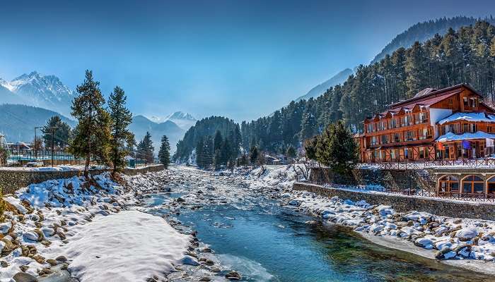 पहलगाम, कश्मीर में घूमने के लिए सबसे अच्छे स्थानों में से एक है।