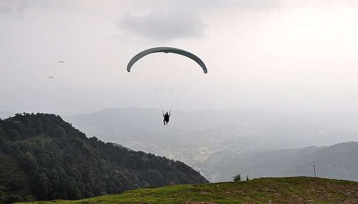 Paragliding_at_delo