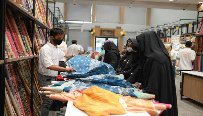 Rajan Silk Market is the famous markets of Varanasi.