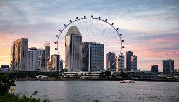 One of the best things to do in Tanjong Pagar at night is visit the Singapore Flyer 