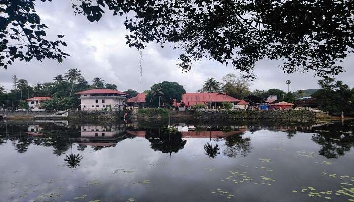 The vast and solemn compunds of the Mahaganapathi temple, one of the best places to visit in Kollam.