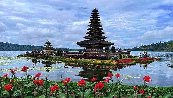  enjoy the traditional temple.
