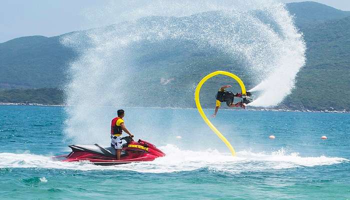 Enjoy watersports during your honeymoon in Goa