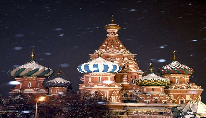 a slight snowfall in moscow show the occurrence of winter festivals.