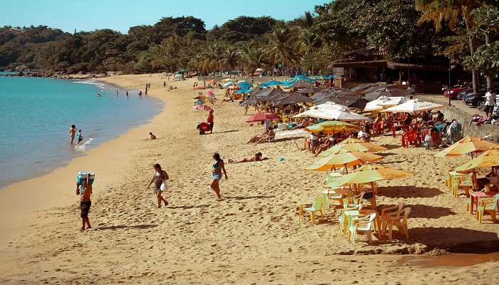 The beach has some cafés that offer fresh seafood