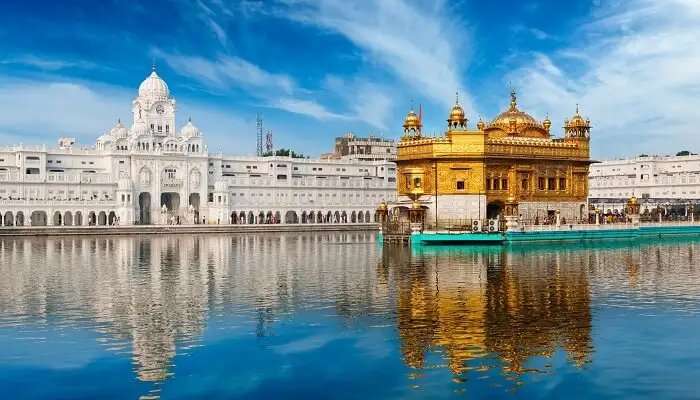 अमृतसर के स्वर्ण मंदिर का दृश्य काफी खूबसूरत लगता है