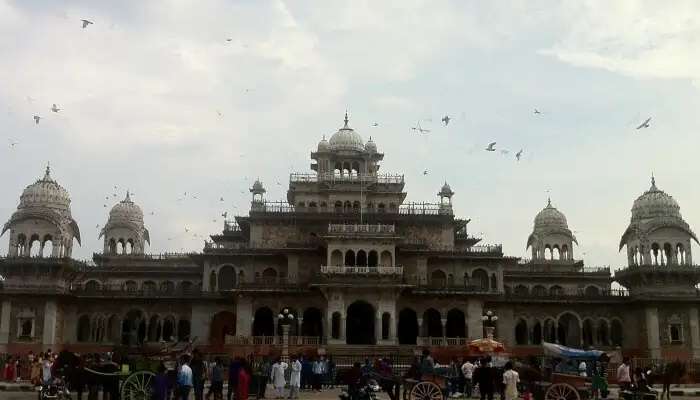 जयपुर में अल्बर्ट हॉल संग्रहालय दृश्य खूबसूरत लगता है