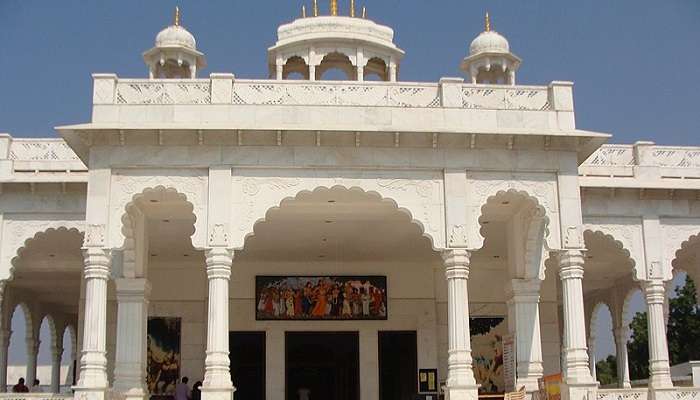 यह मंदिर राधा- कृष्ण को समर्पित है