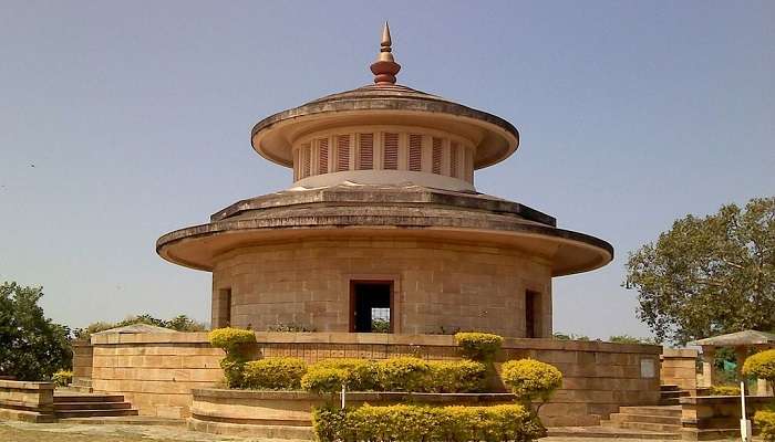 यह संस्कृत और पारंपरिक कला की अकादमी है