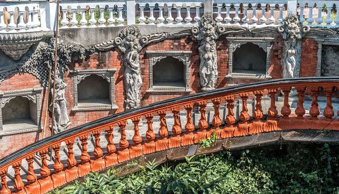 पोखरा में गुप्तेश्र्वर महादेव गुफा में दूर से भक्त दर्शन करने आते है