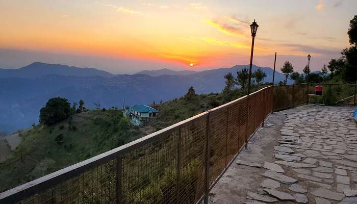 चैल हिमाचल प्रदेश कै आकर्षक पर्यटन स्थल है