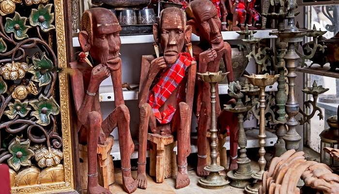 यह मुंबई के प्रसिद्ध कबाड़ी बजारों में से एक है