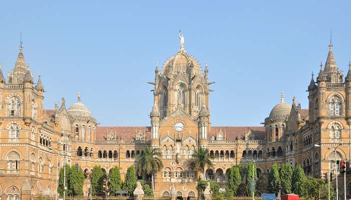 छत्रपति शिवाजी टर्मिनस मुंबई के प्रसिद्ध स्मारकों में से एक है