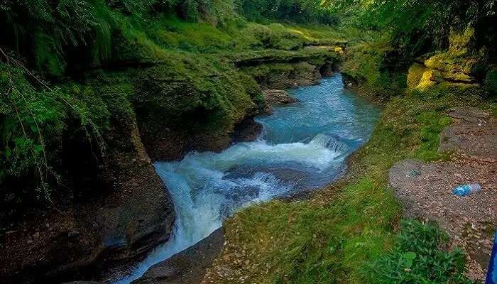 डेविस फॉल पोखरा में घूमने के लिए सबसे प्रसिद्ध जगह है