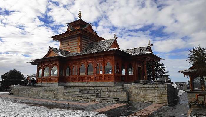 तारा देवी मंदिर शिमला के प्रसिद्ध मंदिरों में से एक है