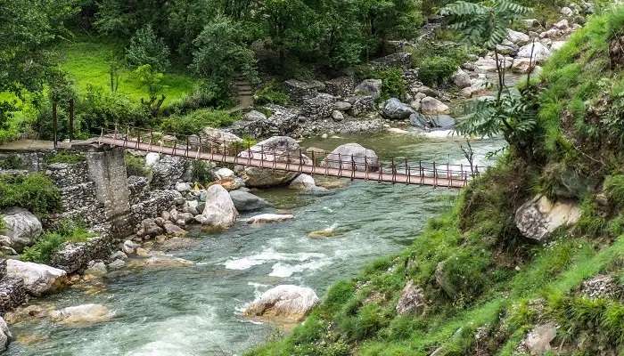 तीर्थन घाटी हिमाचल प्रदेश में घूमने के लिए सबसे अच्छी जगहों में से एक है