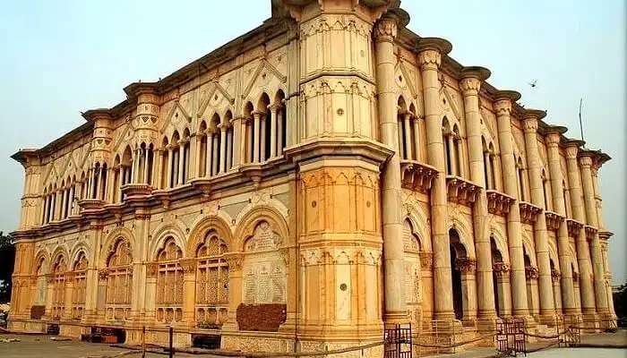 दयालबाद आगरे का ताजमहल के निकट घूमने के लिए सबसे अच्छी जगहों में से एक है