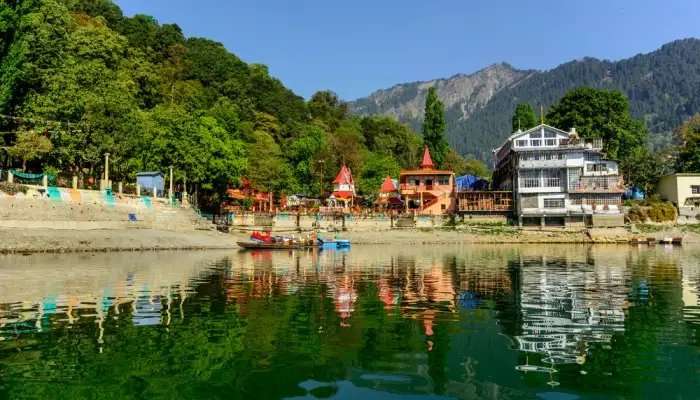 नैना देवी मंदिर नैनीताल में देखने लायक एक खूबसूरत धार्मिक स्थान है