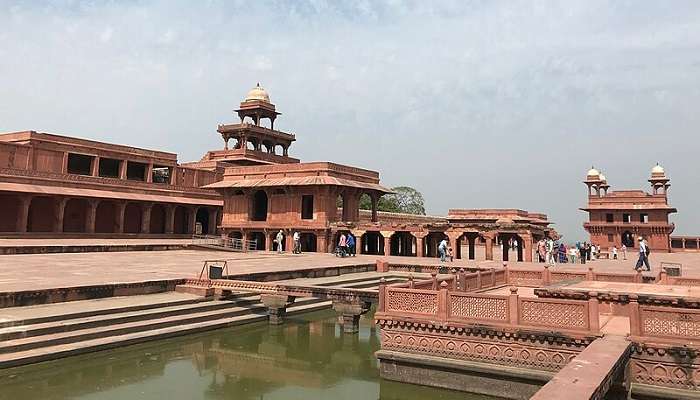 फ़तेहपुर सीकरी आगरे का ताजमहल के निकट स्थित है