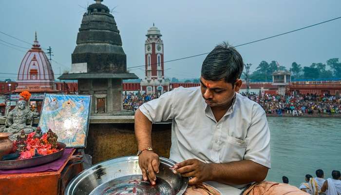 बिड़ला घाट; हरिद्वार के दर्शनीय स्थल है, इस पवित्र जल में पर्यटक डुबकी लगाने आते है